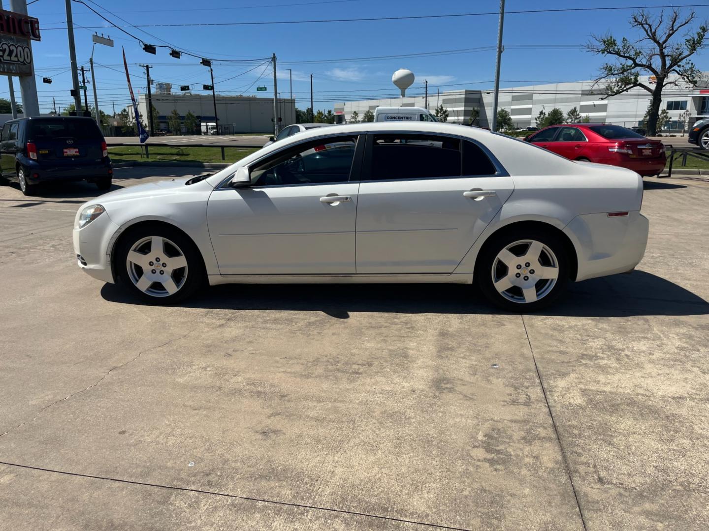 2010 white /black Chevrolet Malibu 2LT (1G1ZD5E7XAF) with an 3.6L V6 DOHC 24V engine, 6-Speed Automatic transmission, located at 14700 Tomball Parkway 249, Houston, TX, 77086, (281) 444-2200, 29.928619, -95.504074 - Photo#3